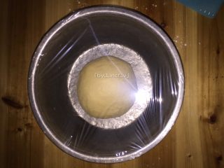 毛毛虫面包,将面团揉至能撑出薄的手套膜时即可揉成光滑面团放入盆中，盖上保鲜膜进行发酵