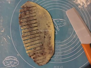 毛毛虫面包,将一半的面片用刀切划出条纹（每个条纹约间隔1cm）