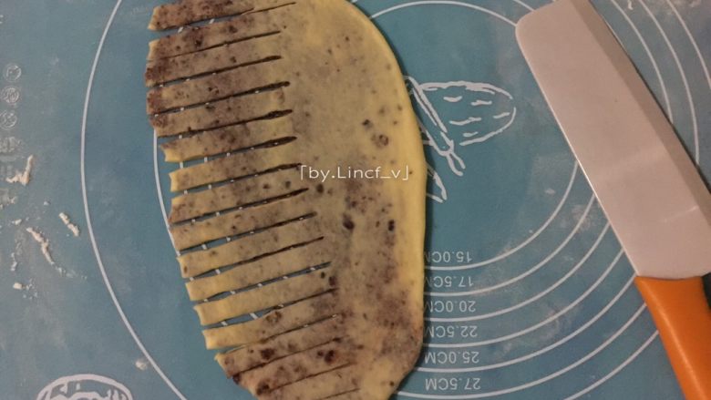 毛毛虫面包,将一半的面片用刀切划出条纹（每个条纹约间隔1cm）