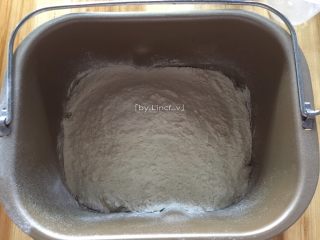 毛毛虫面包,.先将水85g、鸡蛋1个倒入面包桶中，将糖、盐对角放入，然后加入高筋面粉


