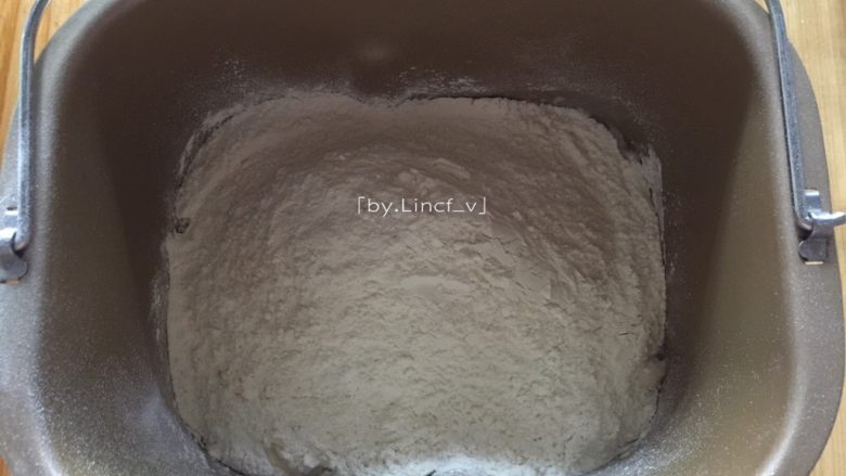 毛毛虫面包,.先将水85g、鸡蛋1个倒入面包桶中，将糖、盐对角放入，然后加入高筋面粉


