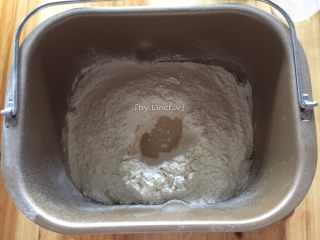 毛毛虫面包,将面粉中间挖个小洞，埋入酵母