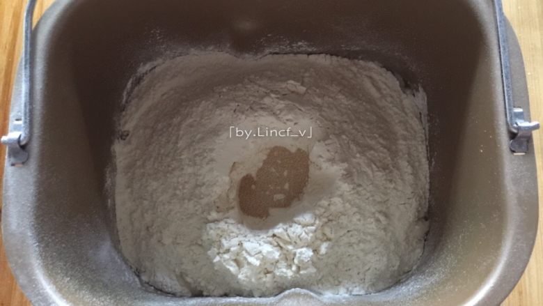 毛毛虫面包,将面粉中间挖个小洞，埋入酵母