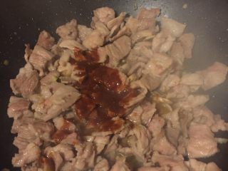 另类回锅肉,当五花肉片上的鲜红色全部变为白色时倒入酱汁翻炒。
