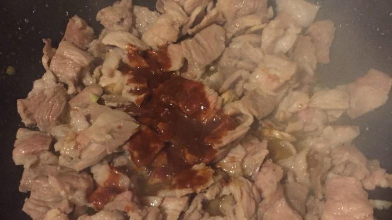 另类回锅肉,当五花肉片上的鲜红色全部变为白色时倒入酱汁翻炒。