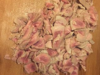 另类回锅肉,把肉从冷水里捞出沥干水分，切成薄片。