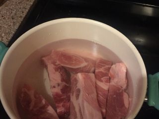 另类回锅肉,冷水下锅煮开。