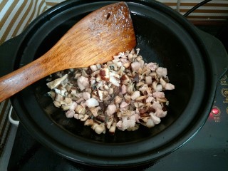 烩豆腐,加入香菇和海蛎干煸炒