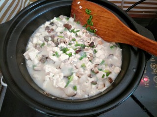 烩豆腐,加盐、鸡精调味，淋入水淀粉煮开，出锅前撒入葱花