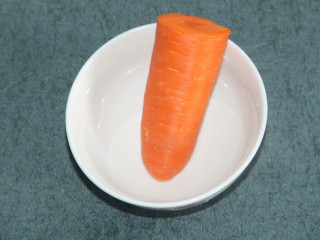 玉米彩色沙拉,准备胡萝卜