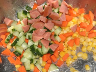 玉米彩色沙拉,所有食材放入一个大盆里