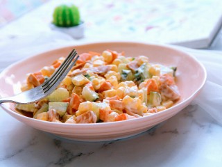 玉米彩色沙拉,装盘，颜色很美丽吧