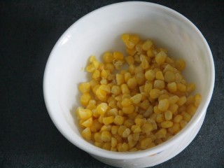 玉米彩色沙拉,把玉米粒剥下来