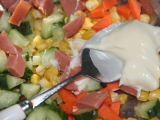 玉米彩色沙拉,放沙拉酱拌，大约两勺