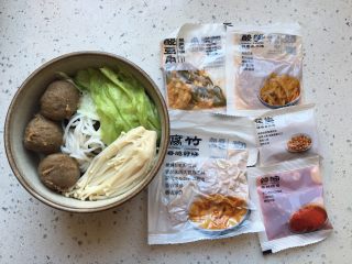 豪华版螺狮粉,加入煮熟的配菜，再加入螺狮粉自带的酸豆角，酸笋，腐竹和花生米