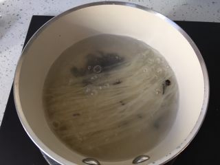 豪华版螺狮粉,将米粉和干木耳放入开水锅中煮10分钟左右，煮至米粉可以用筷子夹断