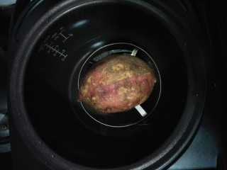 红薯棒,锅中放入适量的水放入红薯隔水蒸熟