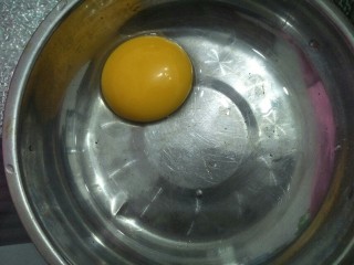 红薯棒,蛋黄加入少量的水搅拌均匀用于涂面