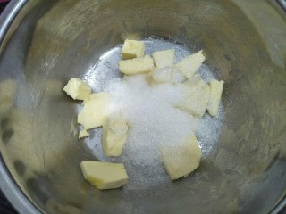 红薯棒,黄油切成小块室温软化后加入糖，盐