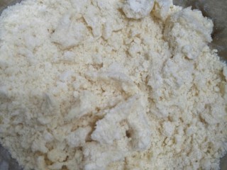红薯棒,加入低粉用手将黄油面粉捏均匀，出现小块状