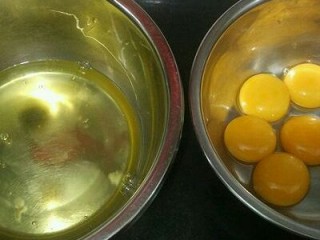 咖啡戚风蛋糕,蛋白蛋黄分别打入两个无水无油的碗中