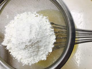 平底锅蛋筒卷,筛入低筋面粉，搅匀至无干粉