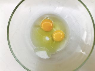 平底锅蛋筒卷,鸡蛋➕糖搅打均匀，不需要电动打蛋器，手抽就行