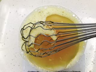 平底锅蛋筒卷,倒入玉米油，搅拌到完全融合，不能有油花飘在面上
