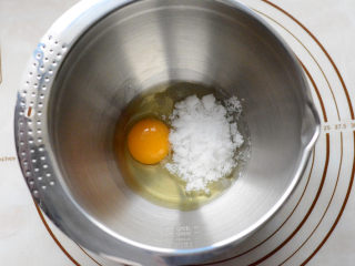 红丝绒玛德琳,鸡蛋和白糖放在打蛋盆里，