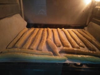 红薯棒,放入预热好的160度烤箱烤25分钟，烤箱温度根据自家烤箱调节。烤完后就放在烤箱焖到红薯棒自然放凉。