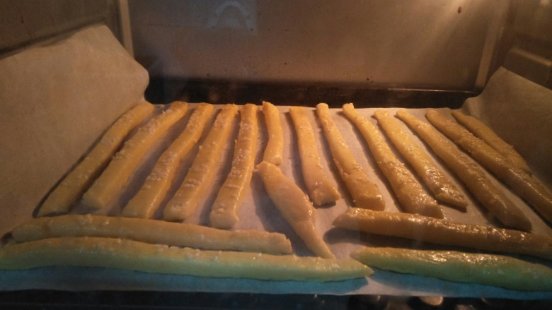 红薯棒,放入预热好的160度烤箱烤25分钟，烤箱温度根据自家烤箱调节。烤完后就放在烤箱焖到红薯棒自然放凉。