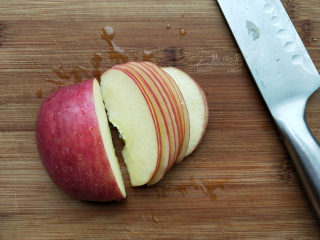 吃掉一朵花——玫瑰苹果挞,苹果对半切开，去核。切成2mm的薄片。