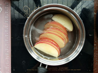 吃掉一朵花——玫瑰苹果挞,锅中放水再加一勺糖烧开，将苹果片放入烫软。
取出晾凉，沥干水分备用。
