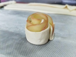 吃掉一朵花——玫瑰苹果挞,苹果片是从左向右摆的，卷的时候也从左向右卷。这样收口的地方会比较薄，服帖一些。