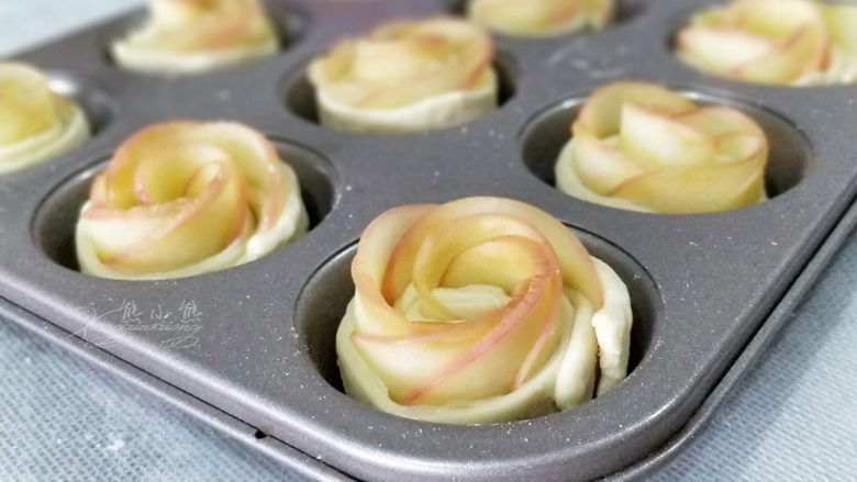 吃掉一朵花——玫瑰苹果挞,卷好所有的苹果卷。