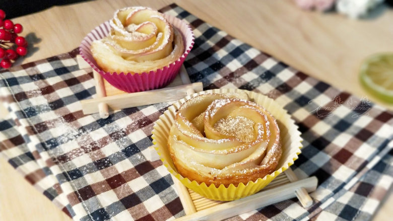 吃掉一朵花——玫瑰苹果挞,烤箱预热200℃，烤30分钟左右。烤的过程中注意观察，苹果开始有点焦的时候加盖锡纸，防止苹果烤糊。