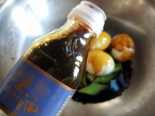 酱油卤蛋,6.加入适量老抽和黑豆酱油。