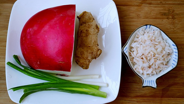 虾皮煸红萝卜丝,准备食材。