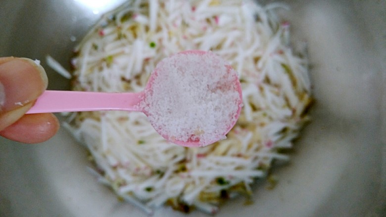 虾皮煸红萝卜丝,加入约2g食盐。