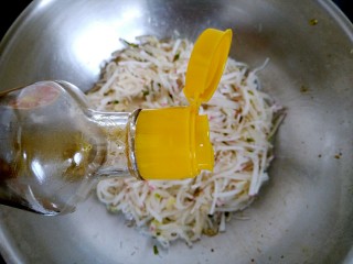 虾皮煸红萝卜丝,最后倒入适量芝麻油，翻炒均匀，即可关火出锅。
