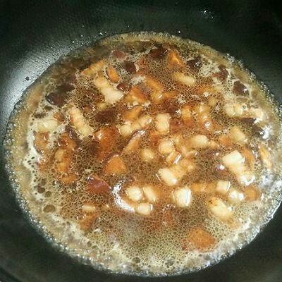 五花肉香菇烧鹌鹑蛋,加水焖10分钟