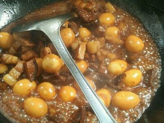 五花肉香菇烧鹌鹑蛋,汤汁渐渐浓稠，加胡椒味精调味