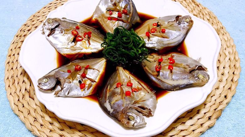 清蒸鲳鱼,葱切成细丝红辣椒切成小粒摆在鱼上即美观又美味