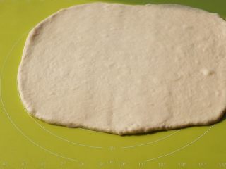葱香肉松面包卷,擀成和模具差不多大小（模具为28×28金盘）