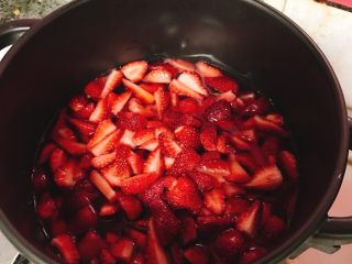 草莓酱,将腌制过的草莓倒入不粘锅，加入柠檬汁开始熬制。