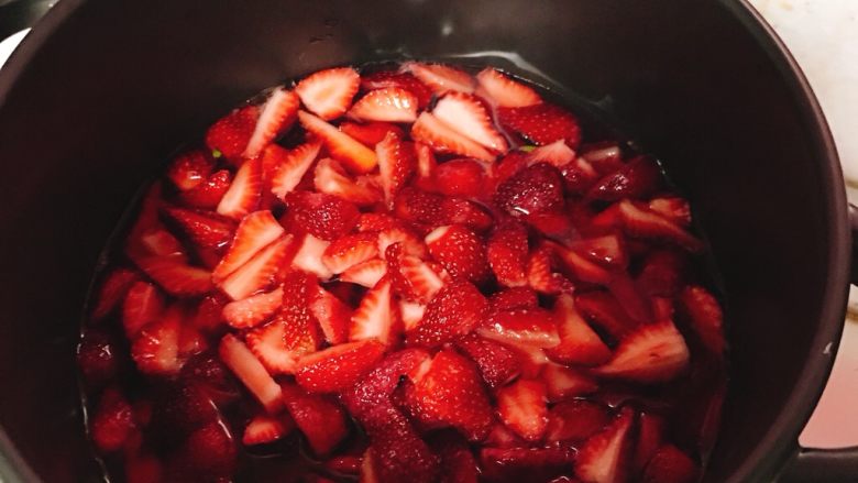 草莓酱,将腌制过的草莓倒入不粘锅，加入<a style='color:red;display:inline-block;' href='/shicai/ 919'>柠檬汁</a>开始熬制。