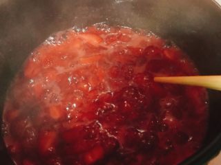 草莓酱,煮开后转小火熬制。表面的泡沫要用漏勺撇去！这样做出来的颜色就比较鲜亮。