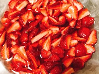 草莓酱,加入白糖，混合均匀！盖上保鲜膜放冰箱冷藏腌制24个小时！（这样可以腌制出很多汁，并可以减短熬制时间）