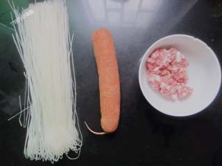 炒米线,准备米线、胡萝卜、肉沫