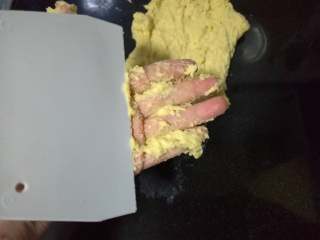 面包入门基本功之黄油面包卷,期间如果手上粘了过多的面，要及时用刮面板刮下来，粘在操作台上的也要这般处理。